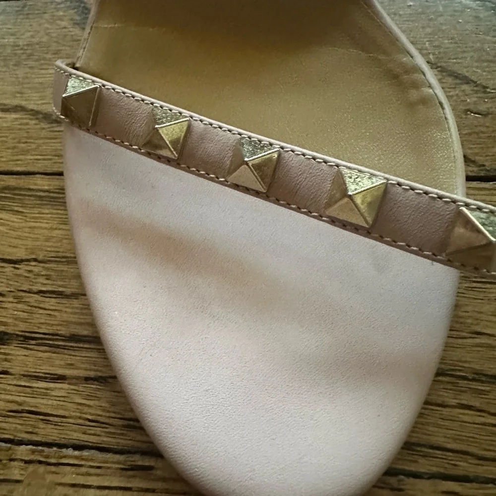 Classy Valentino Garavani Rocktud Heels - Picture 5 of 5